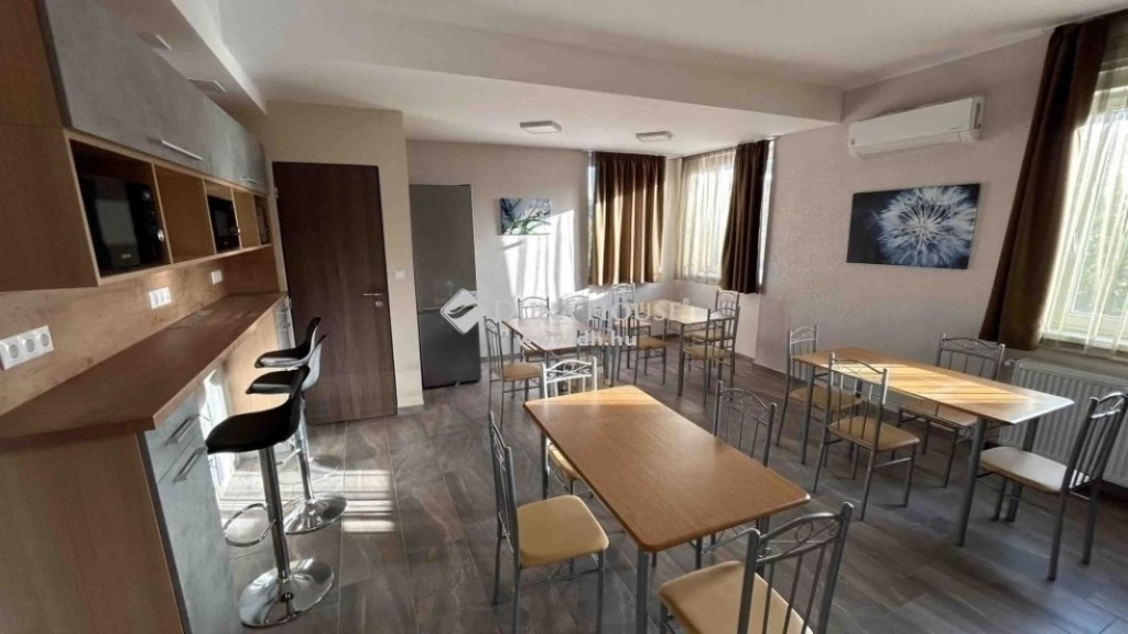 LISZT FERENC REPTÉRT MELLETT ELADÓ 31 FÉRŐHELYES, TELJES KÖRŰEN FELÚJÍTOTT PANZIÓ