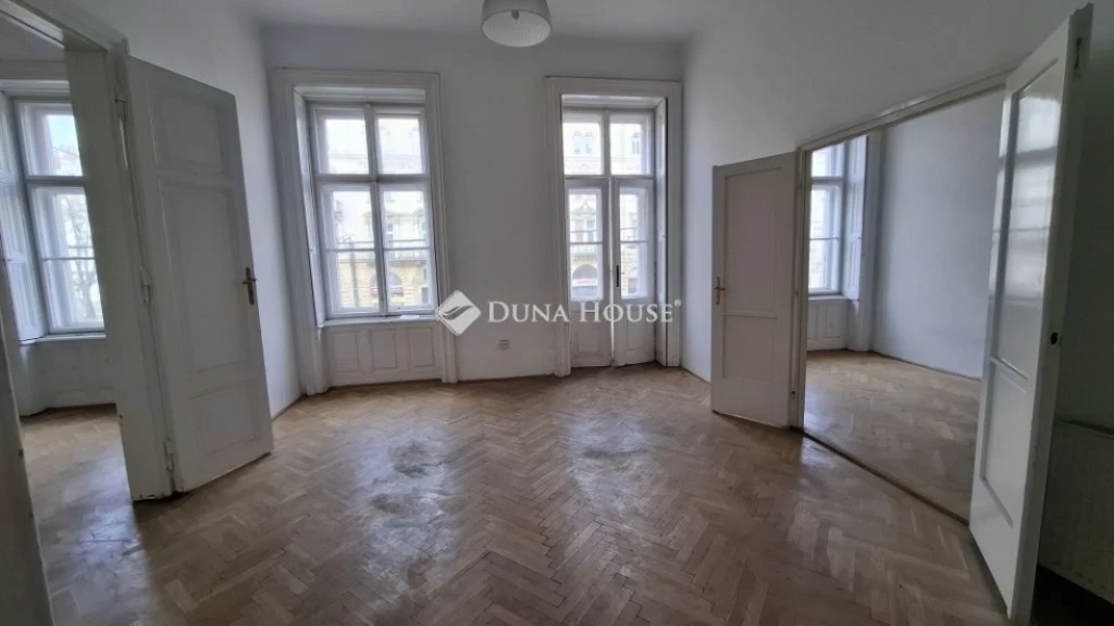 Ferenc krt. FELÚJÍTANDÓ,  ALAKÍTHATÓ, 5 szobás lakás!