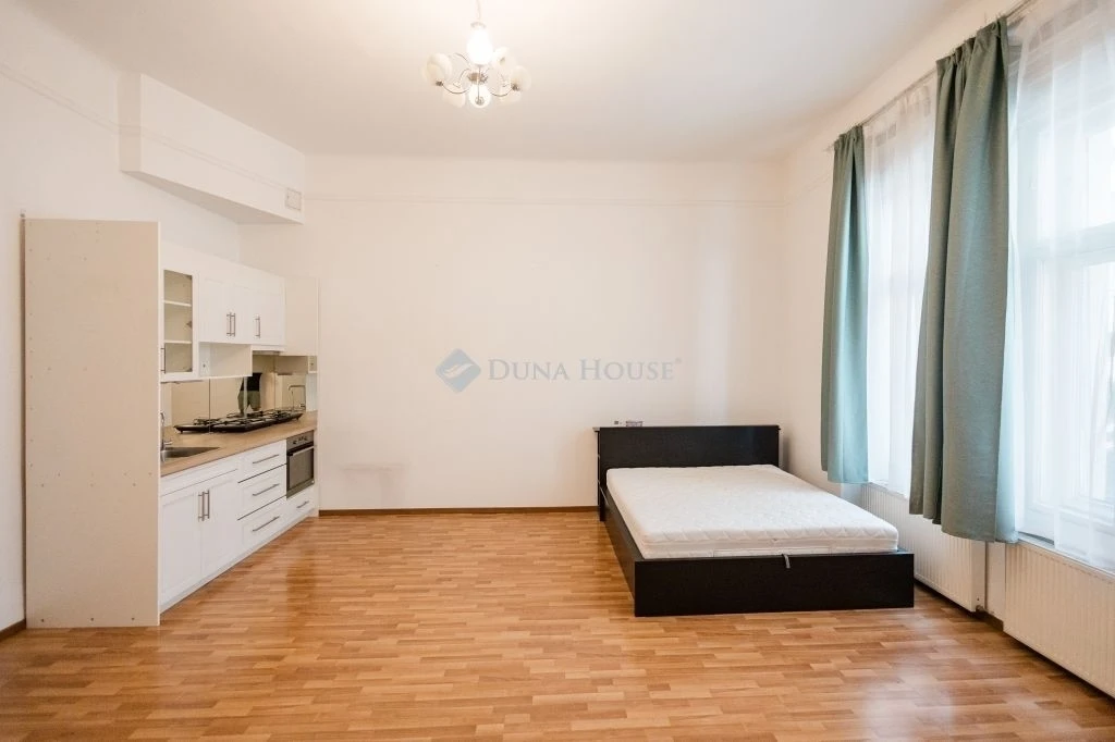 Belváros szívében kiválló lehetőség!: 61 m2-es, utcára néző lakás!