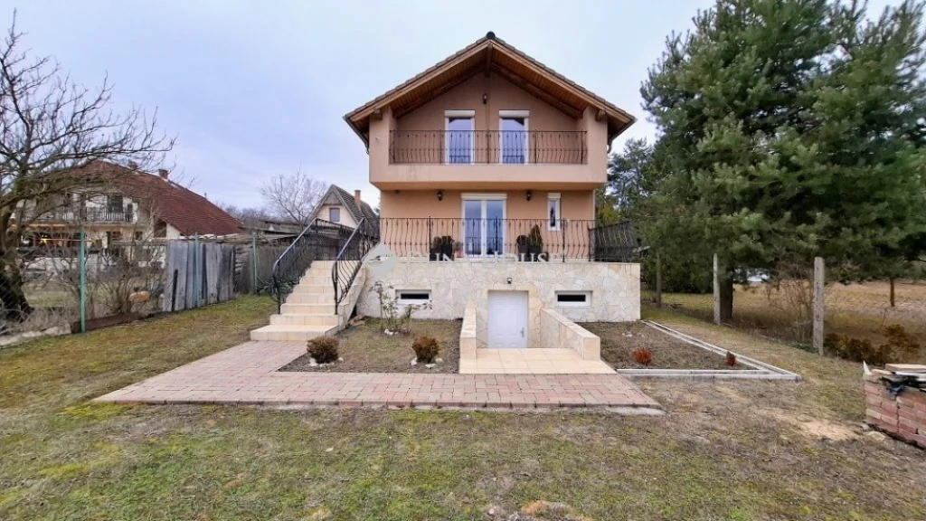 c3-1-name c2-1-name, Őrbottyán, csendes részen