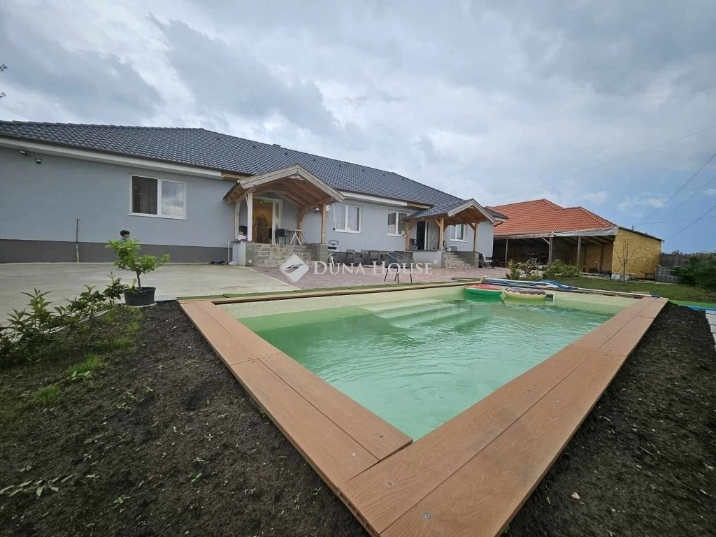 c3-1-name c2-1-name, Szada, Központhoz közel csendes utcában