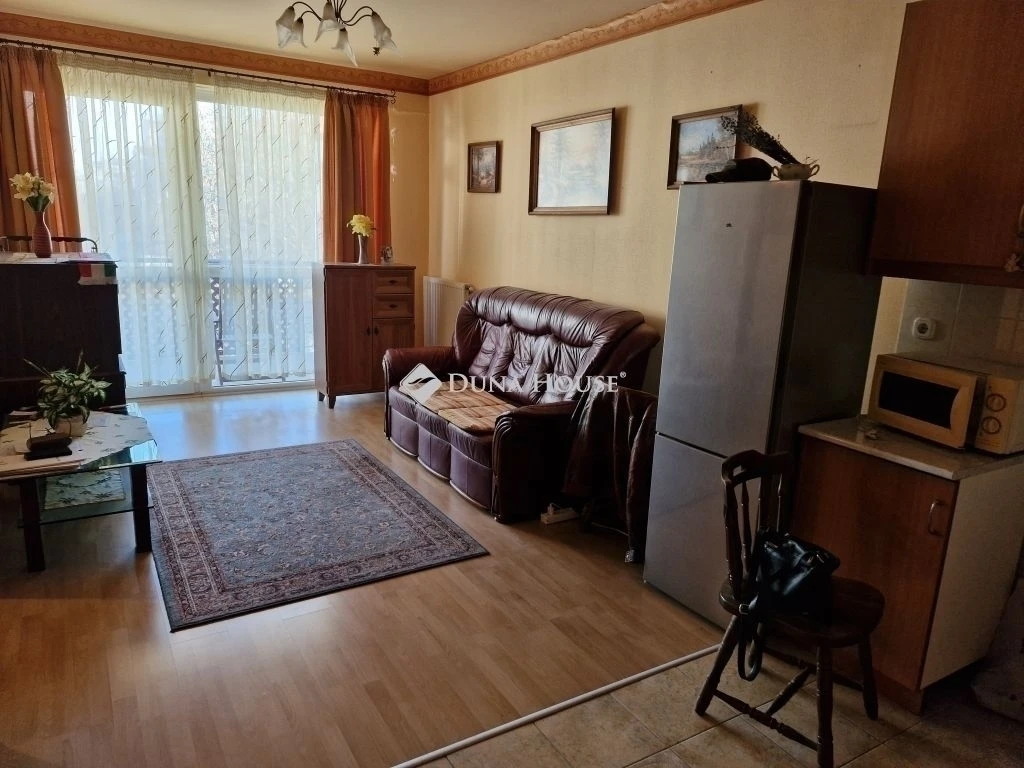 Teve utca: 2 szobás, ERKÉLYES  lakás!