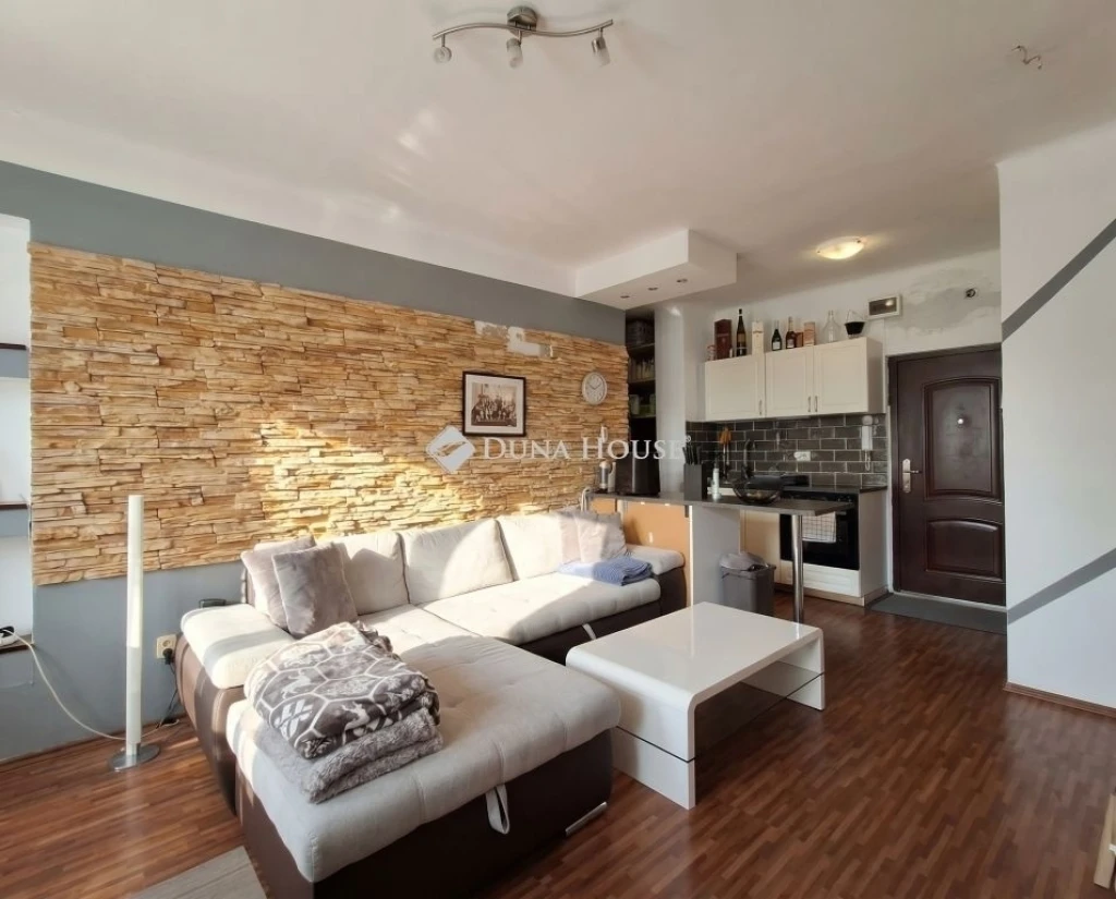 Világos tégla lakás a XVI., kerületben