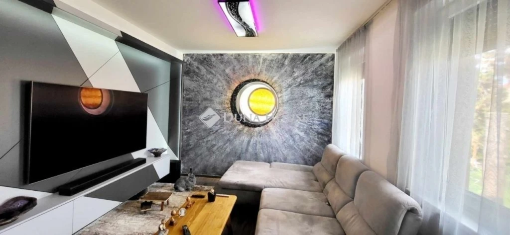 Világos társasházi lakás, luxus bútorzattal a XV., kerületben