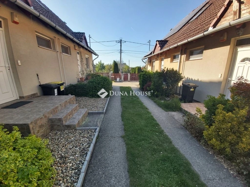 Isaszeg, terasz, és kert kapcsolatos, gpk. beállóval!