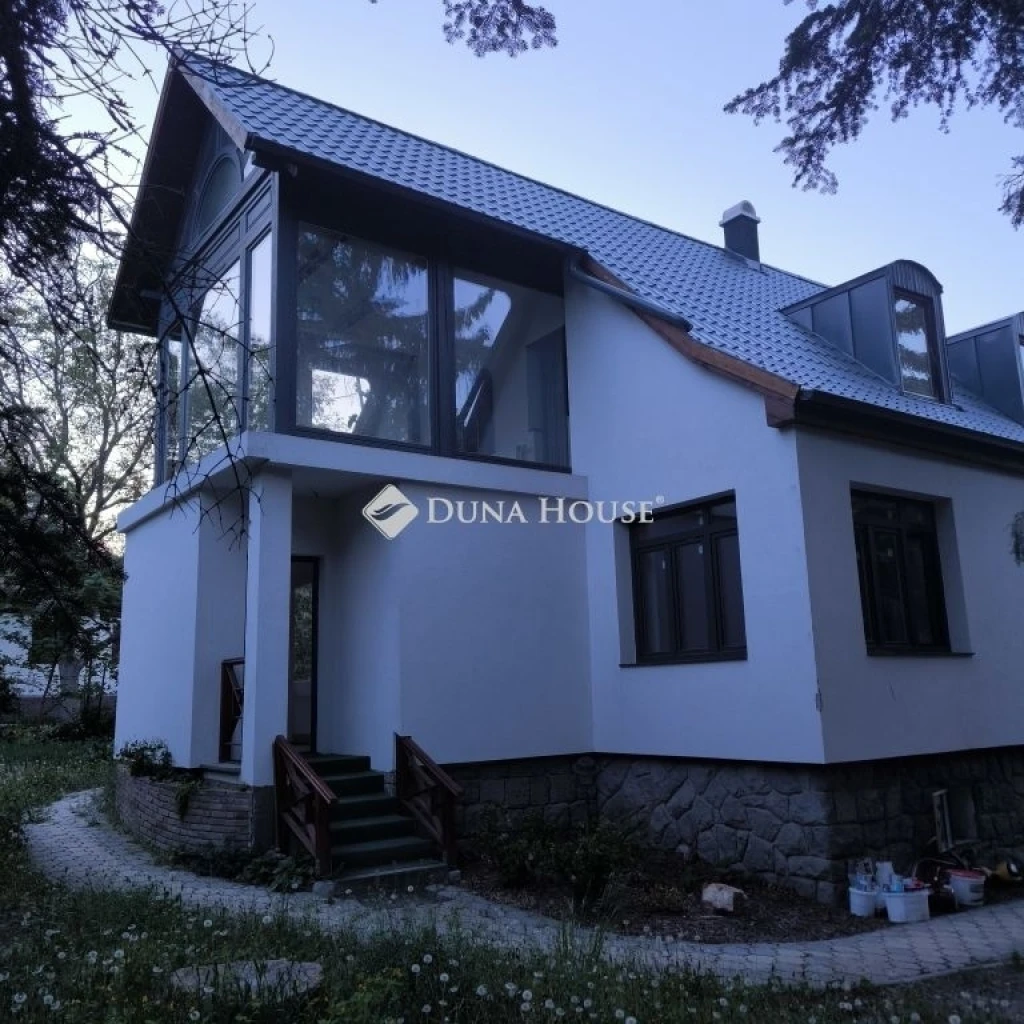 Eladó ház, Leányfalu