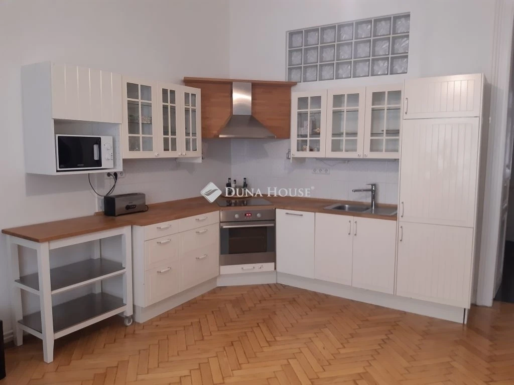 Budapest 6. ker. Első em,  83 m2.