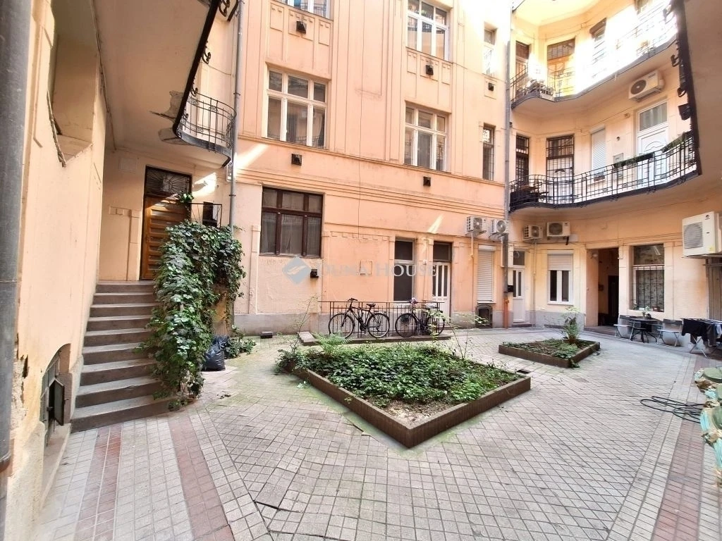 Budapest 7. ker. Első emelet, 64m2.
