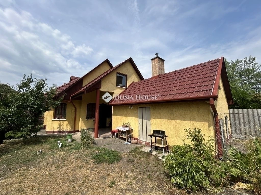 Önálló családi ház, Budapest 16. ker. előkertes, kocsibeálló, garázs.