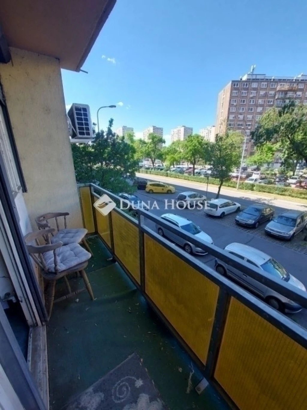 Budapest 15. ker. Első emelet, Erkélyes, 69m2, felújítandó!