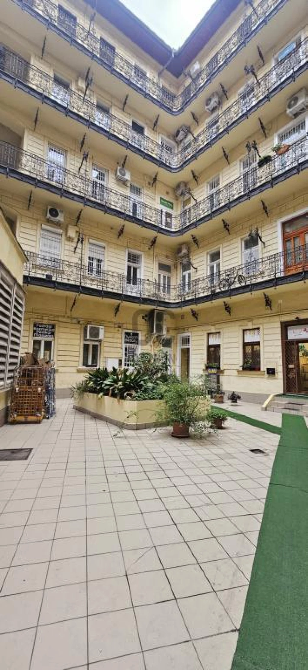 For sale brick flat, Budapest XIII. kerület, Újlipótváros, Nyugati tér