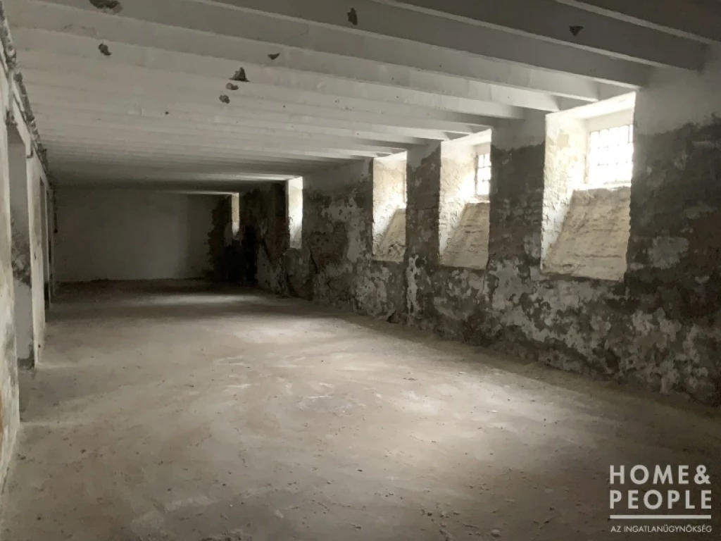 Szeged belvárosában üzlethelyiség eladó