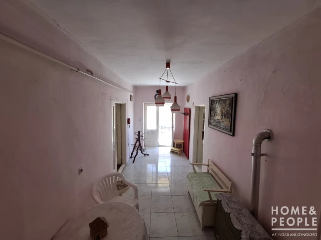 Sándorfalván frekventált helyen családi ház eladó!