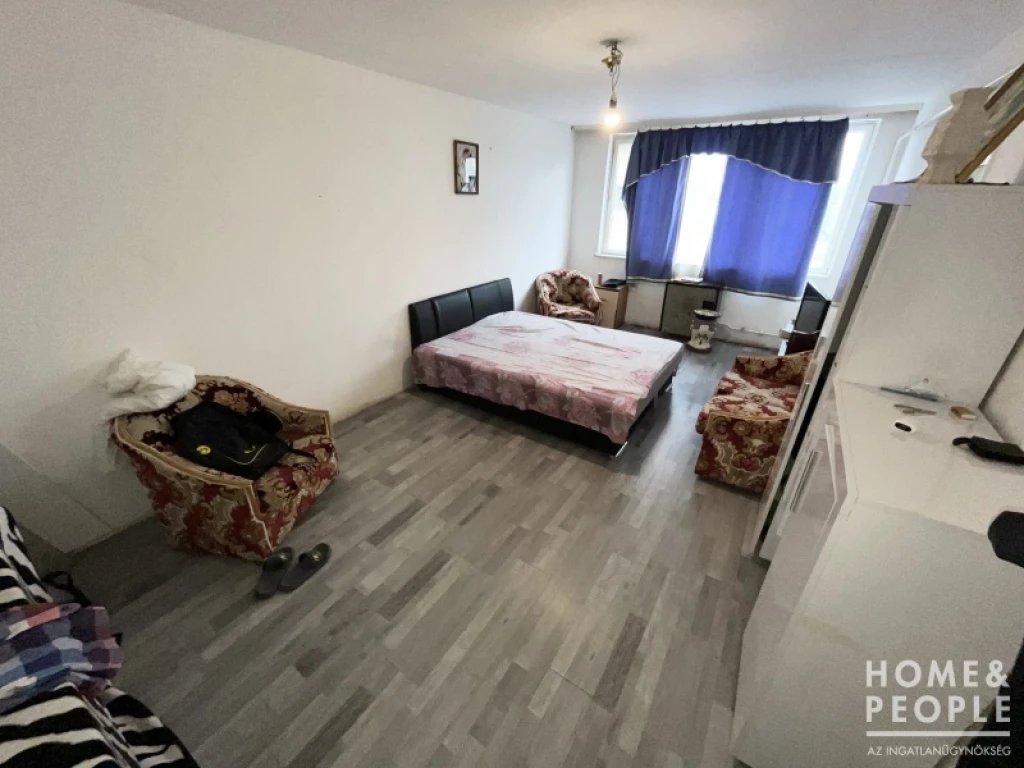 Szeged belvárosában eladó (csere) bérleti jogos lakás!