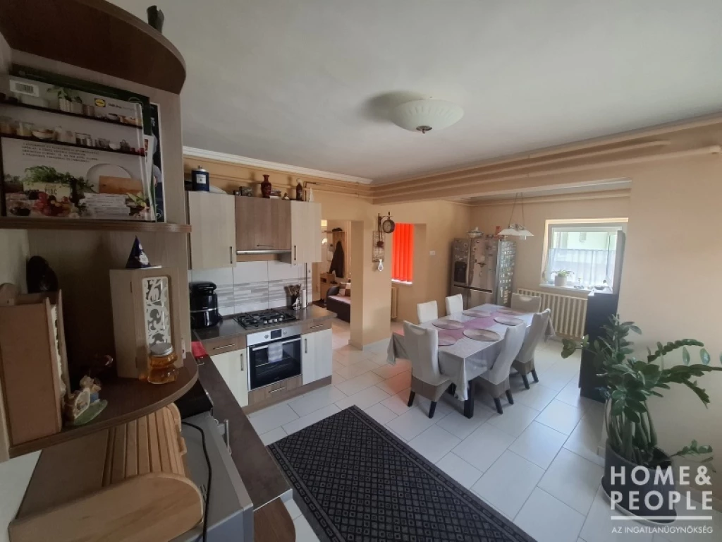 Algyőn frekventált helyen családi ház eladó!