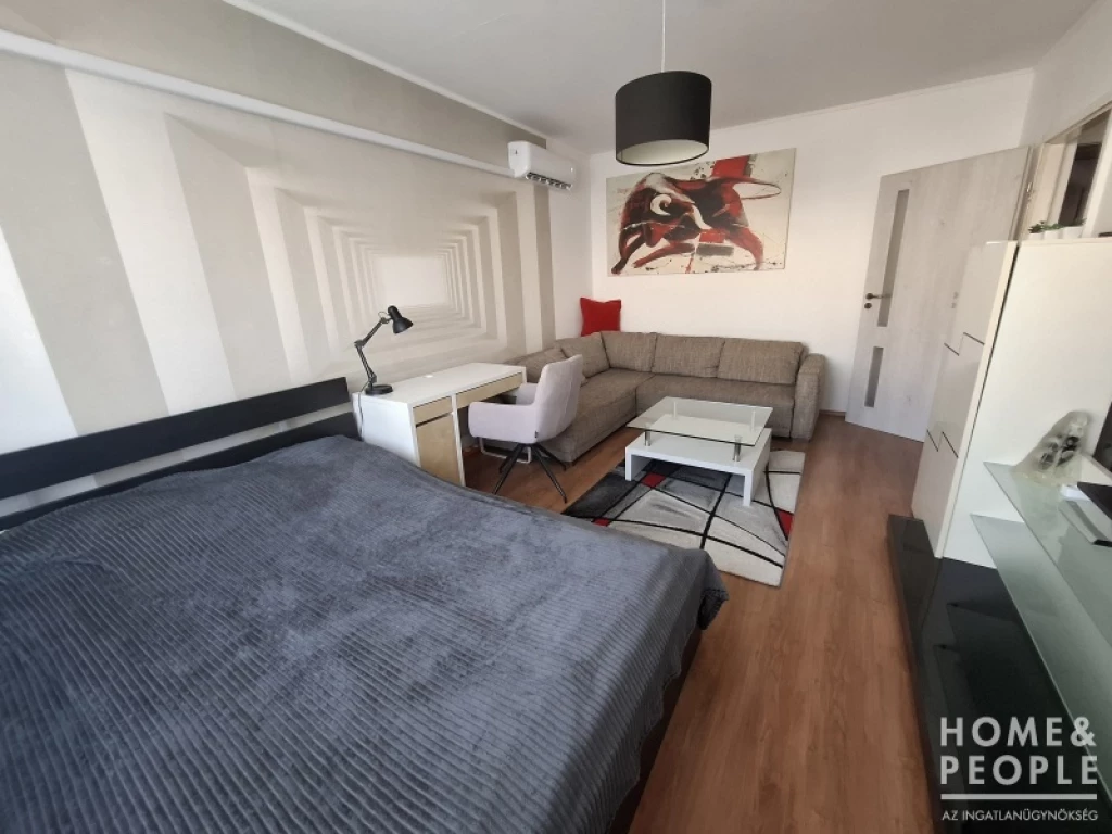 Szeged frekventált helyén lakás eladó!