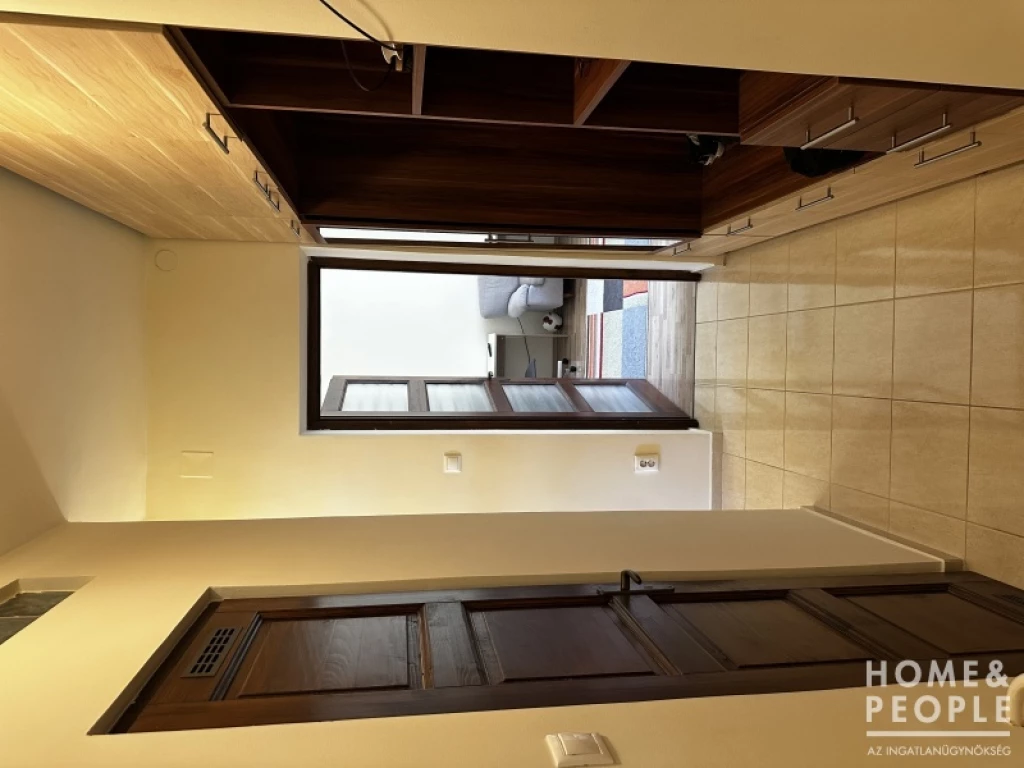 ELADÓ TÁRSASHÁZI LAKÁS