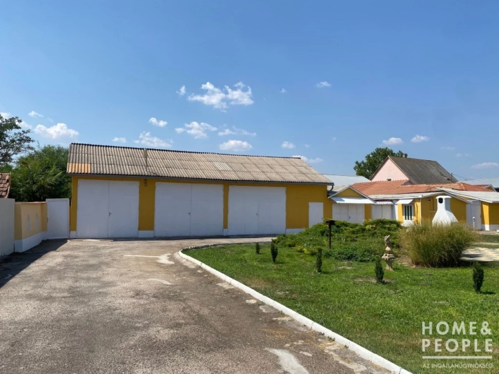 Kiadó raktár Solton!