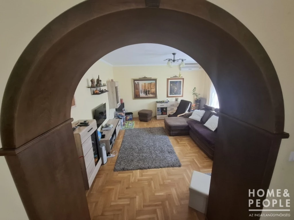 Sándorfalván frekventált helyen családi ház eladó!