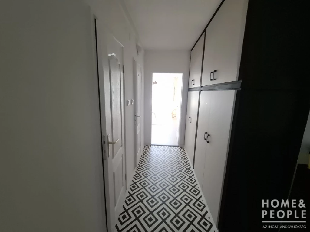 Szeged frekventált helyén lakás eladó!