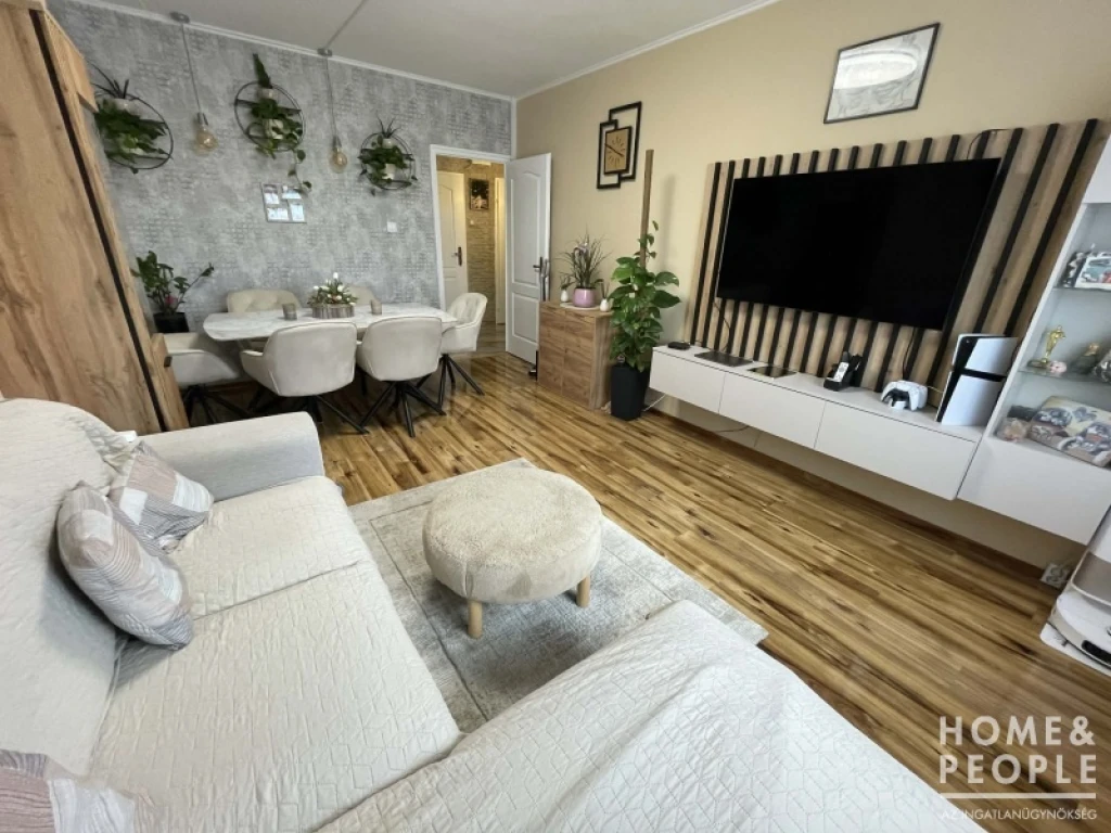 Eladó felújított lakás!