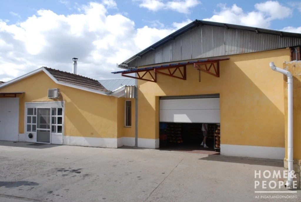 Kiadó raktár Solton!