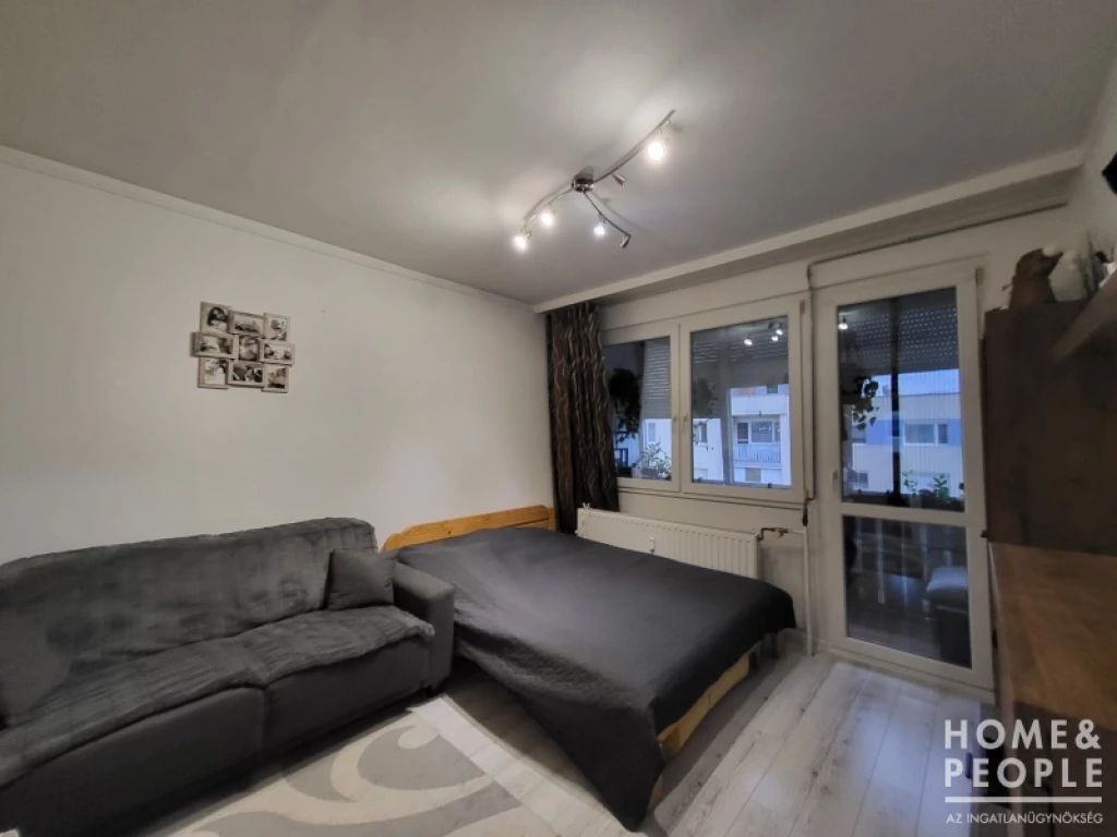 Erkélyes lakás eladó