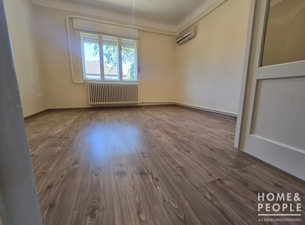 Eladó házikó 5 percre a belvárostól!