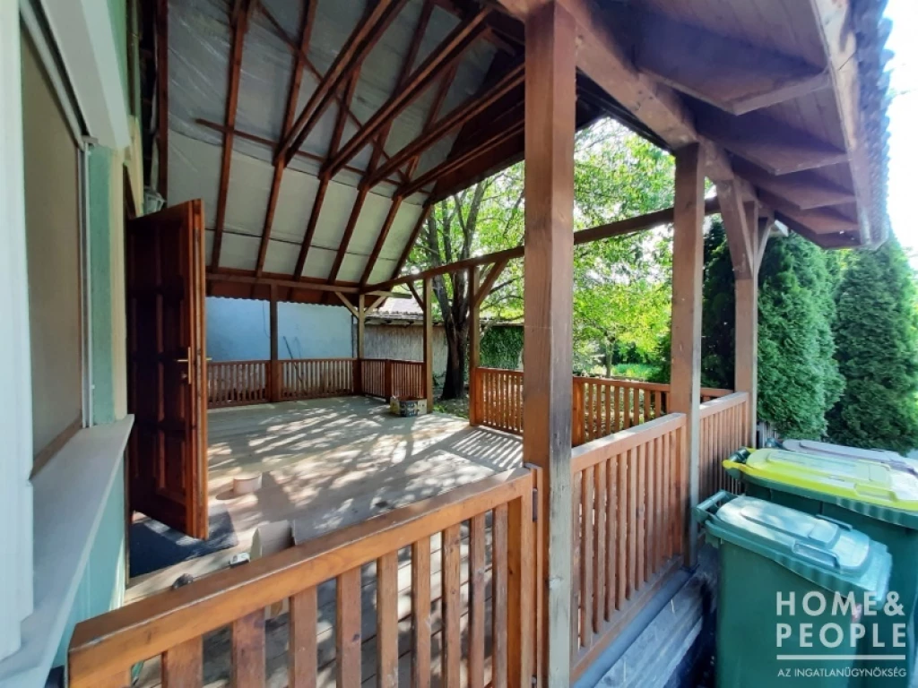 Nagy ház nagy udvarral és mégegy épülettel