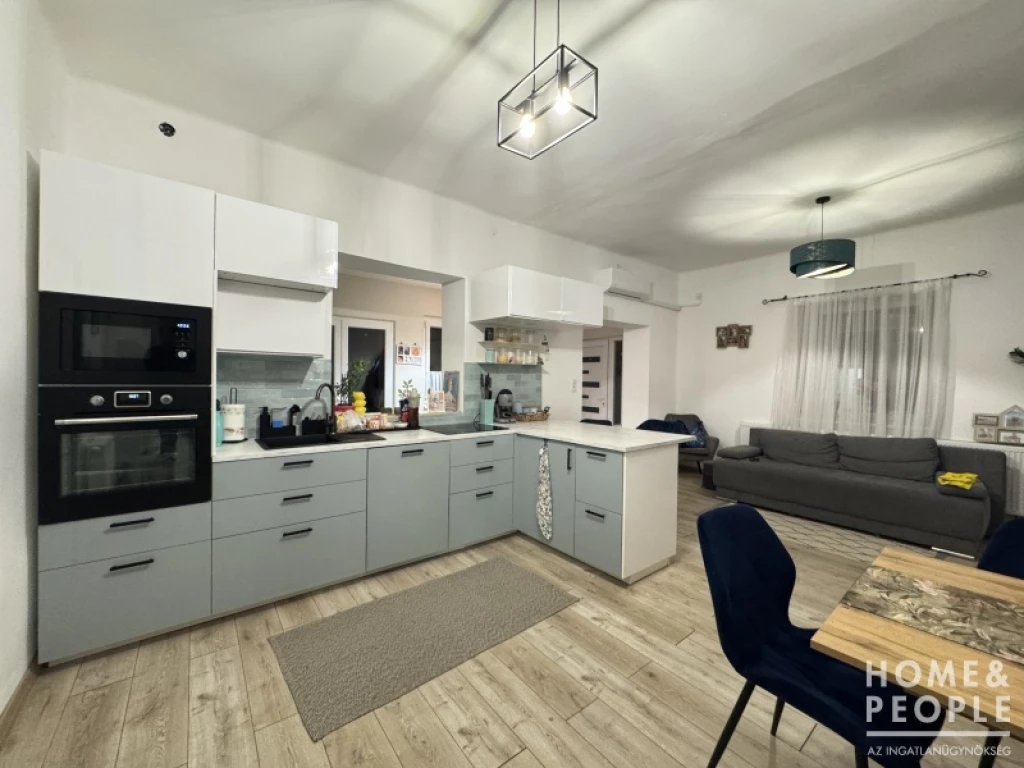 Teljesen felújított, tégla családi ház eladó!