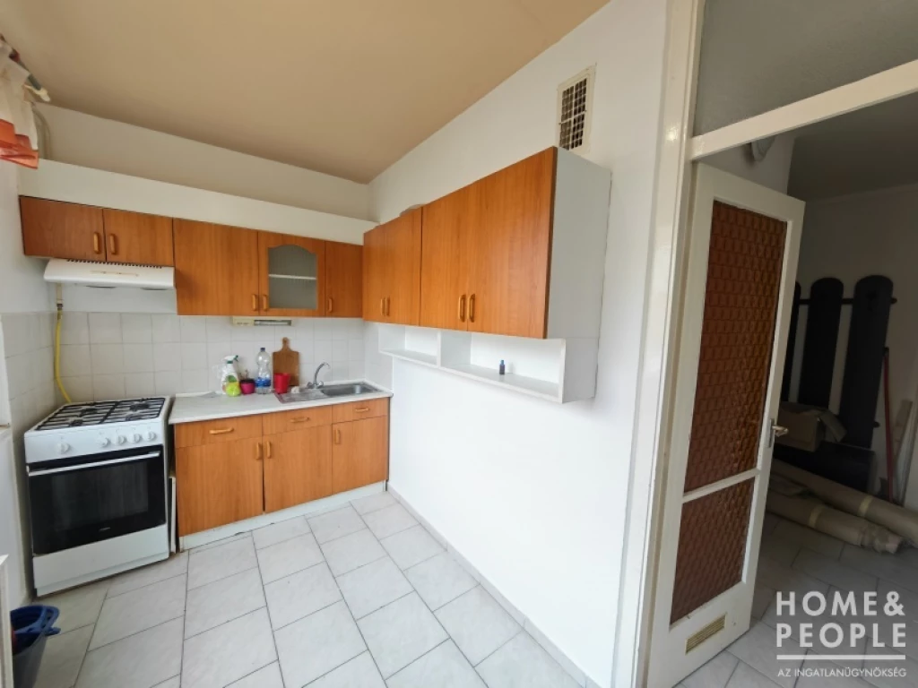 Belvárosban erkélyes lakás eladó