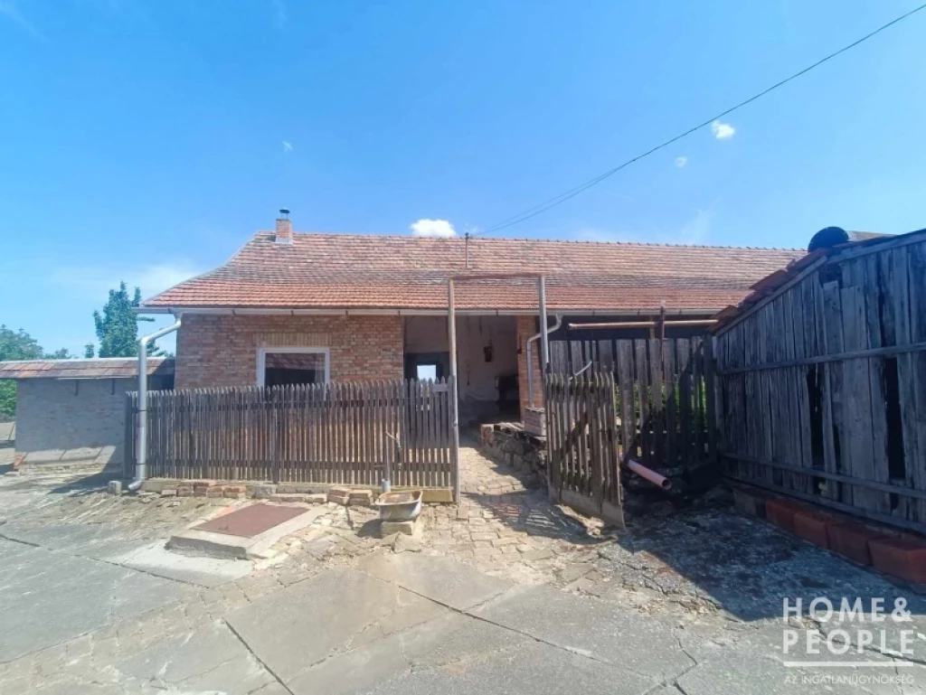 Röszkén panorámás családi kúria eladó!