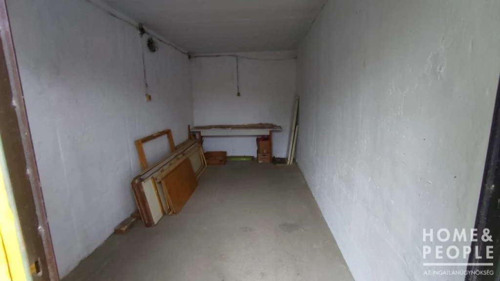 Eladó panel alatti garázs Makkosházán