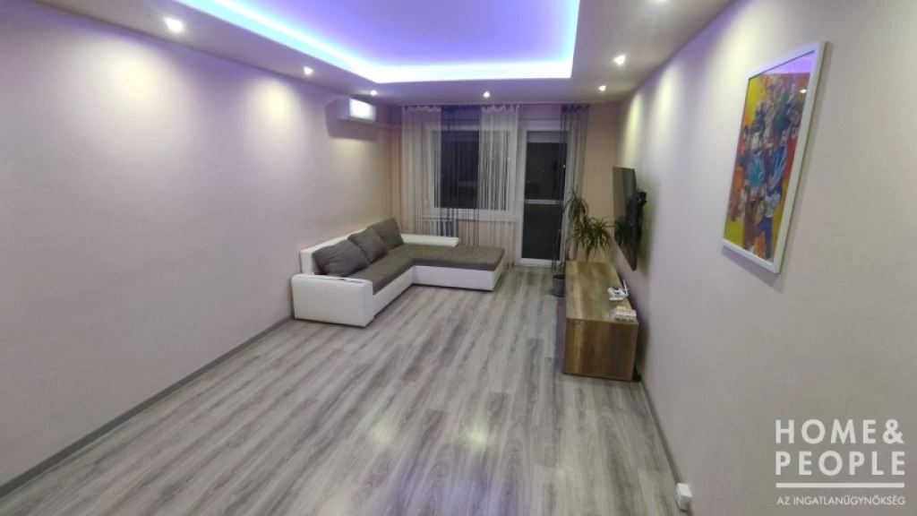 Eladó felújított panel Makkosházán