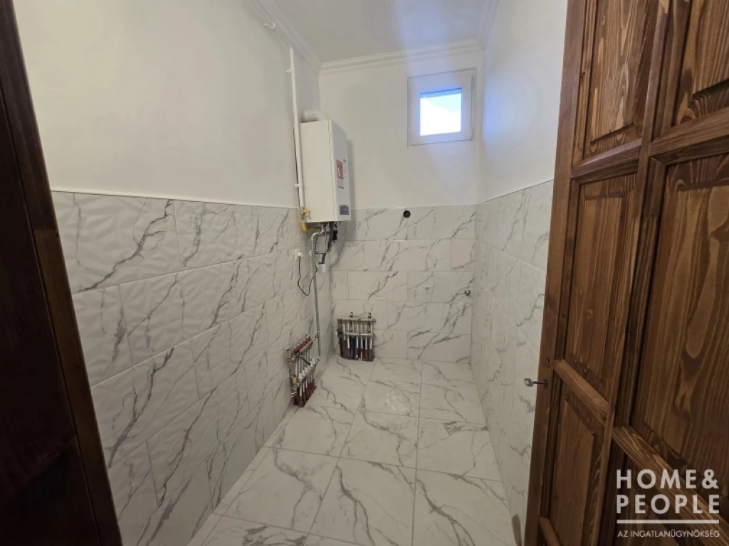 Eladó újszerű családi ház Tarjánban!