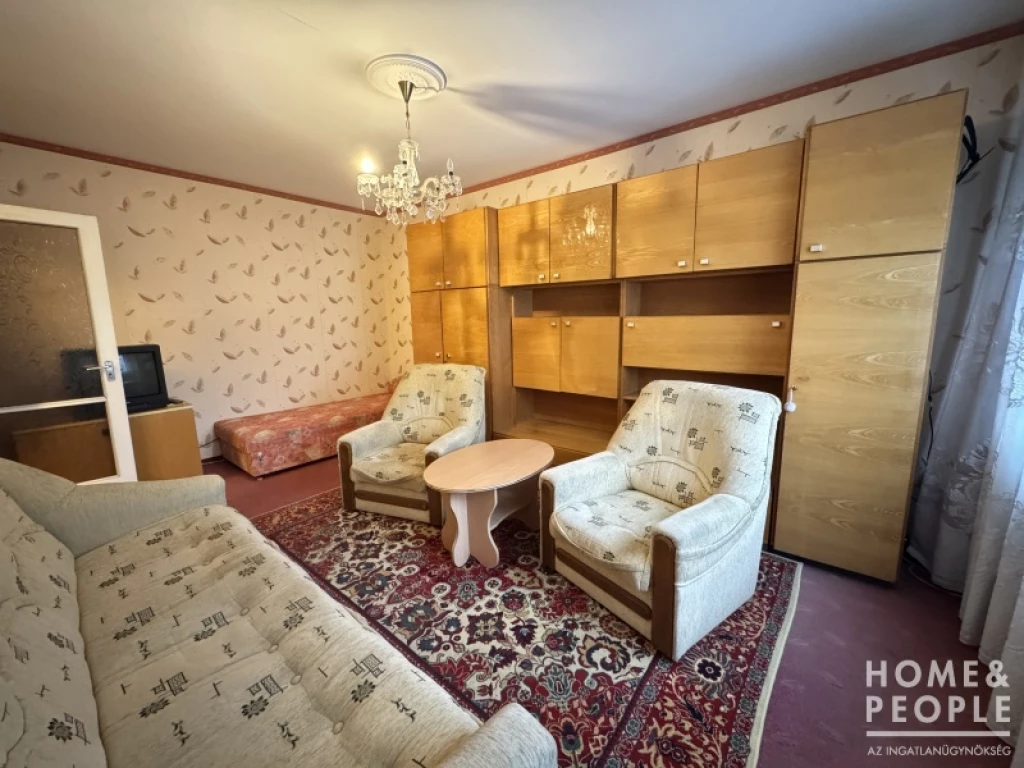 Első emeleti panel lakás eladó Szegeden!