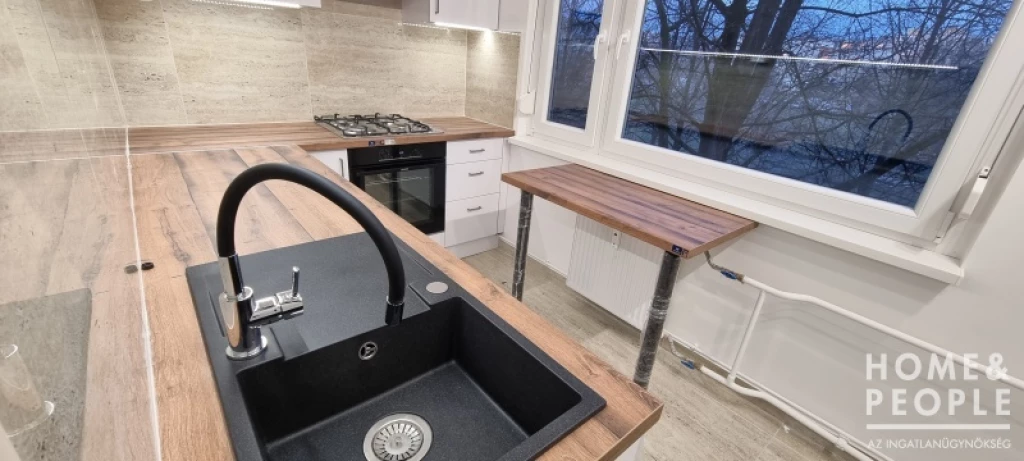 Panel múlt nélkül – csak a jövő számít.