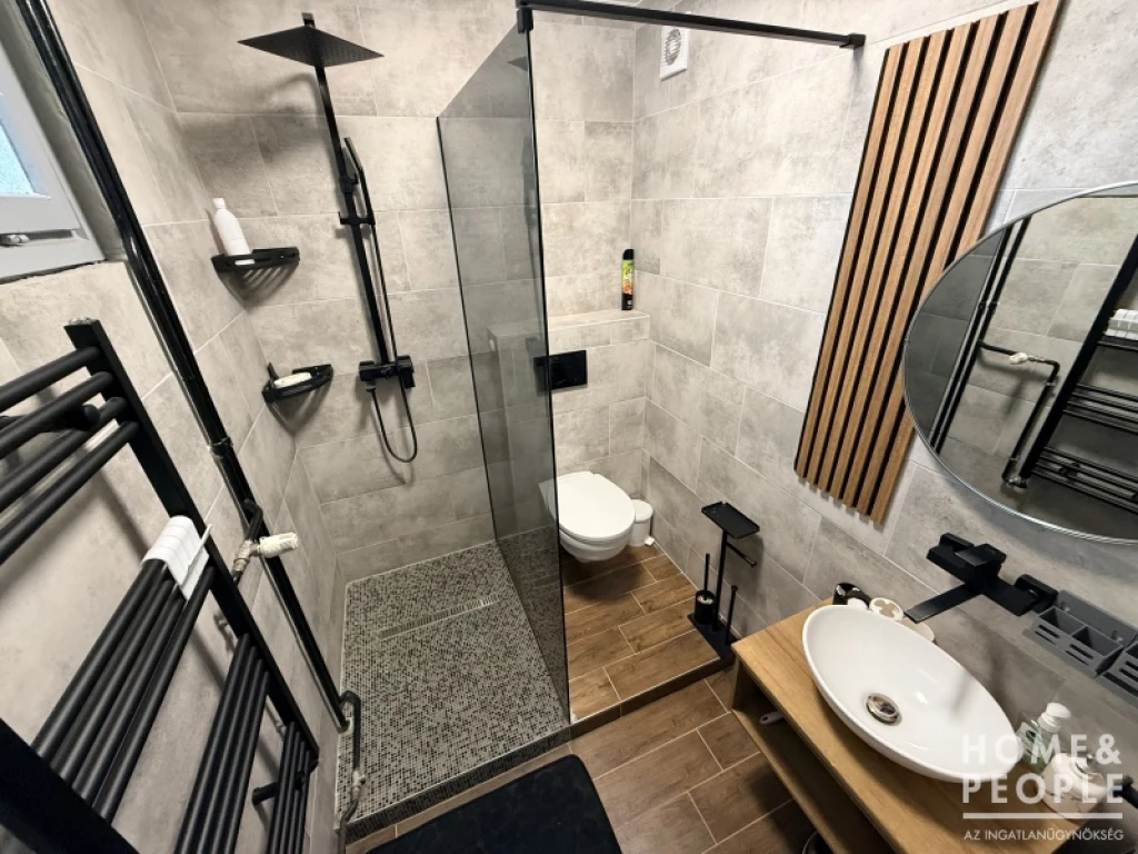 Eladó teljesen felújított belvárosi lakás Szegeden!