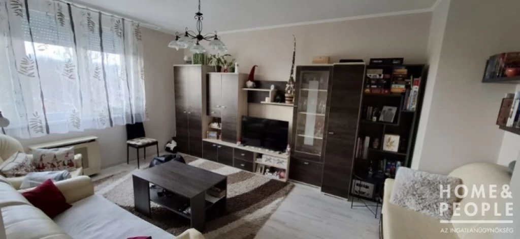 Eladásra kínálok egy társasházi lakást Hódmezővásárhelyen!