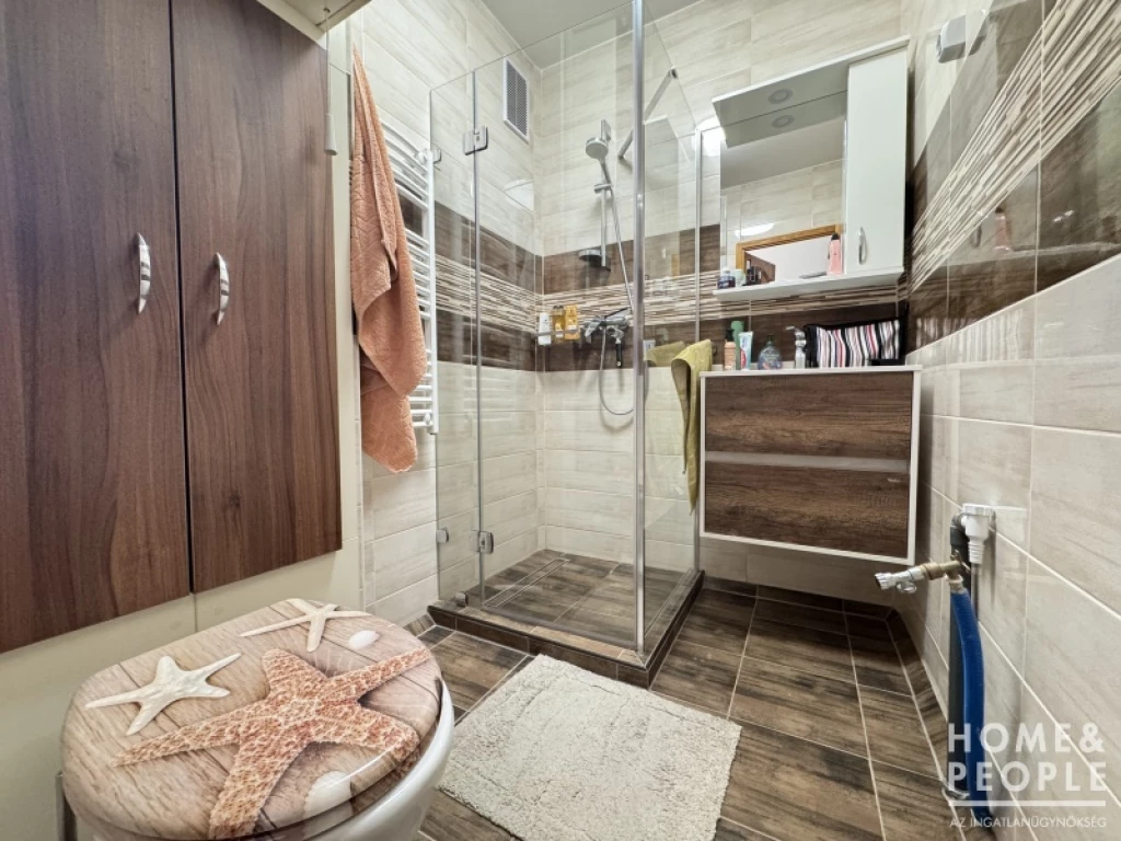 Felújított 2 szobás,erkélyes panel lakás eladó Hódmezővásárhelyen!