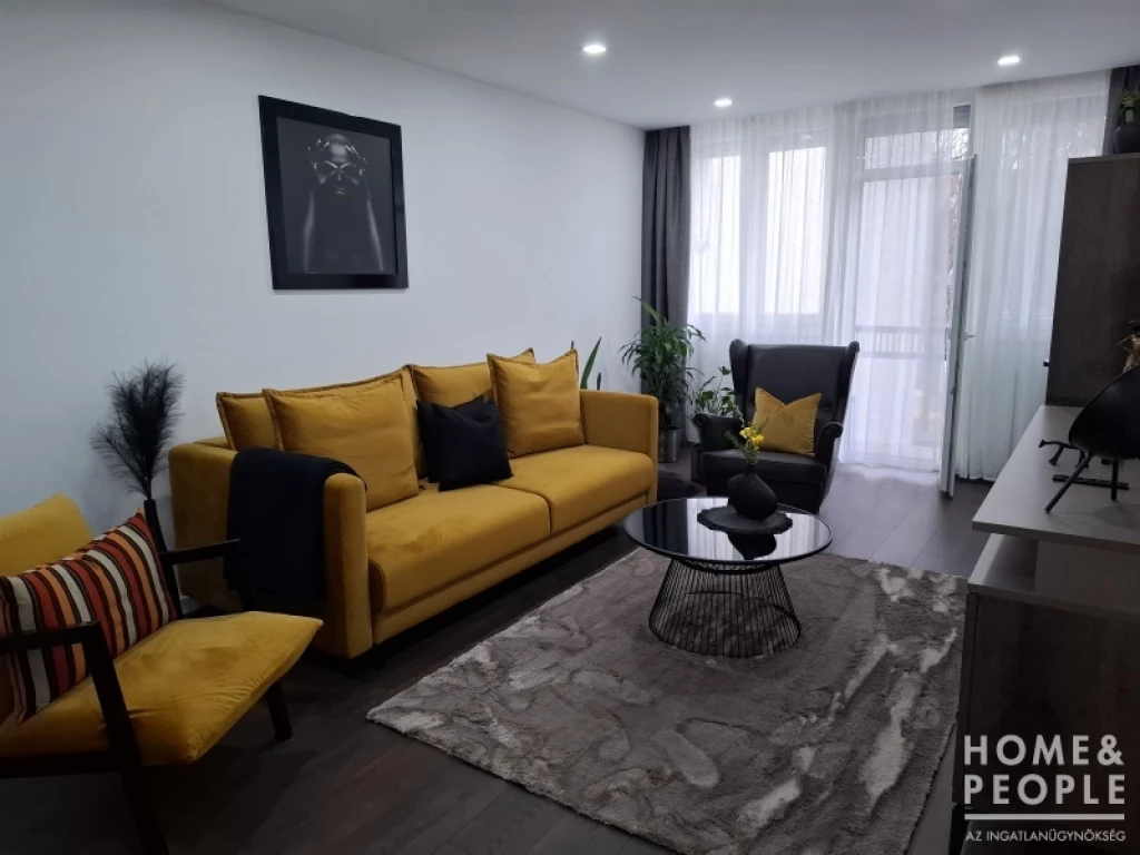 Gyönyörűen felújított lakás eladó Újszegeden!