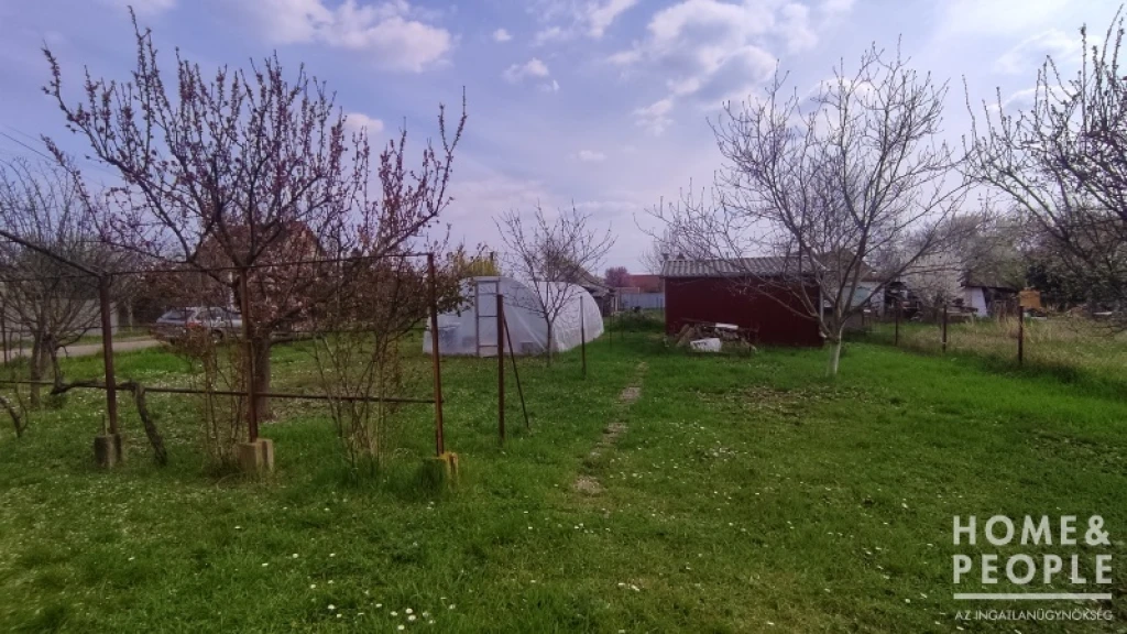 Eladó telek kis házzal Baktóban