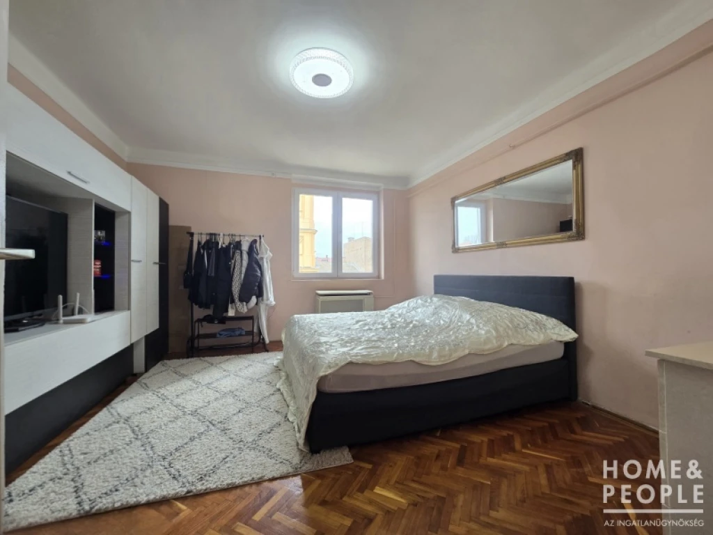 Eladó patináns lakás a Lázár utcán!