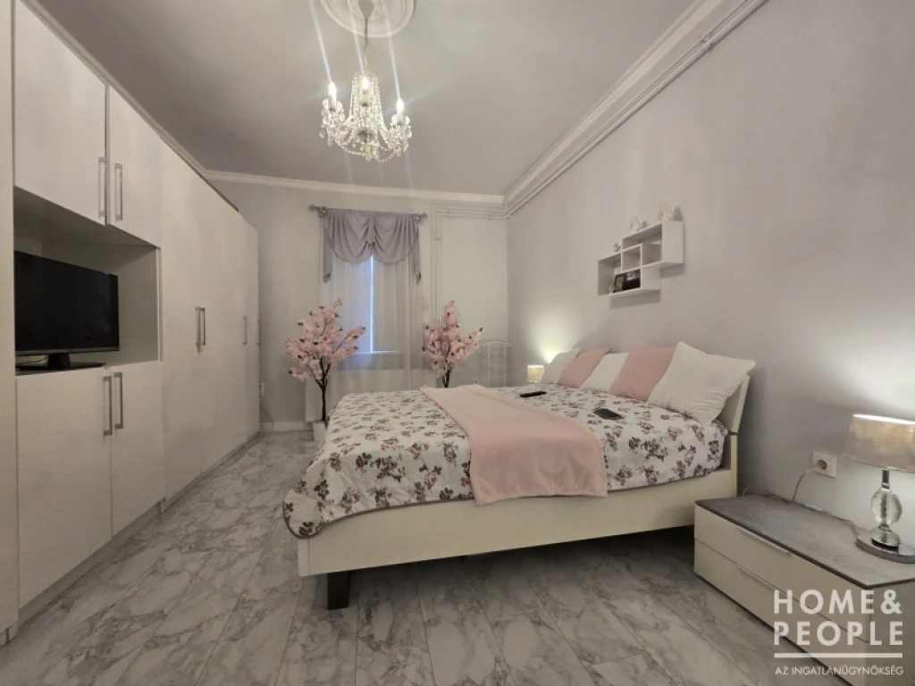 Eladó patináns lakás a Lázár utcán!