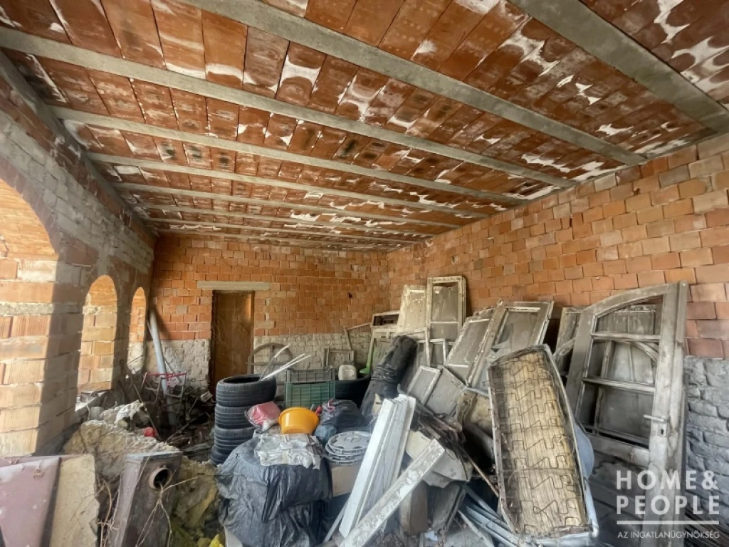 Eladó két ház egy telken!