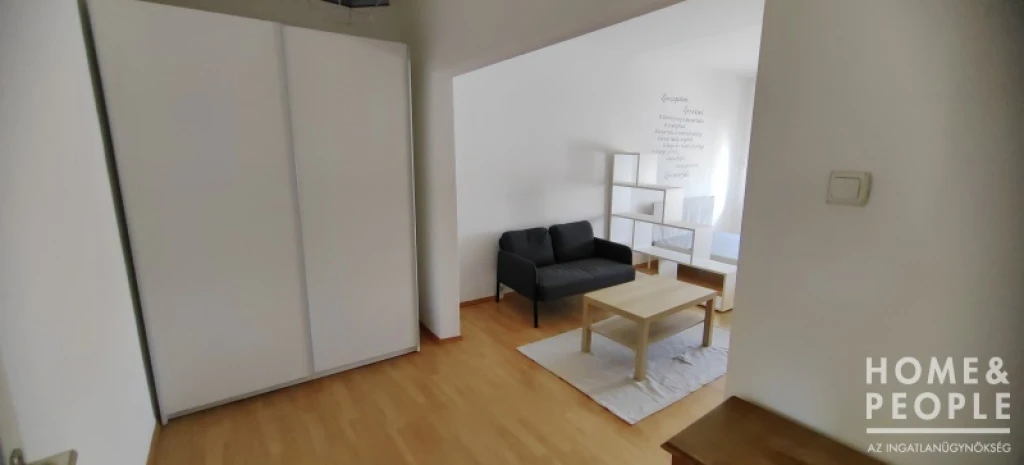 Felsővárosi panel eladó!