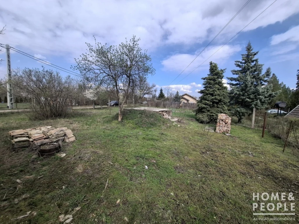Szeged-Subasa frekventált helyén telek eladó!