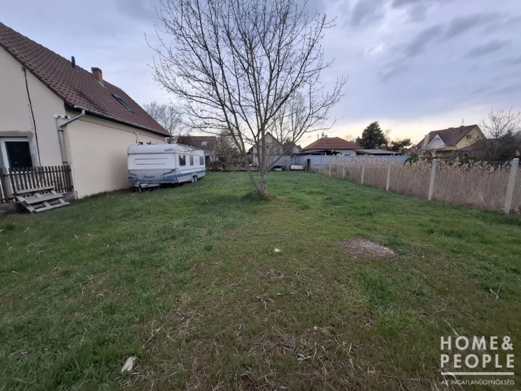 Szeged frekventált helyén telek eladó!