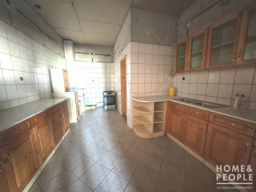 Szerkezetkész családi ház Makón eladó