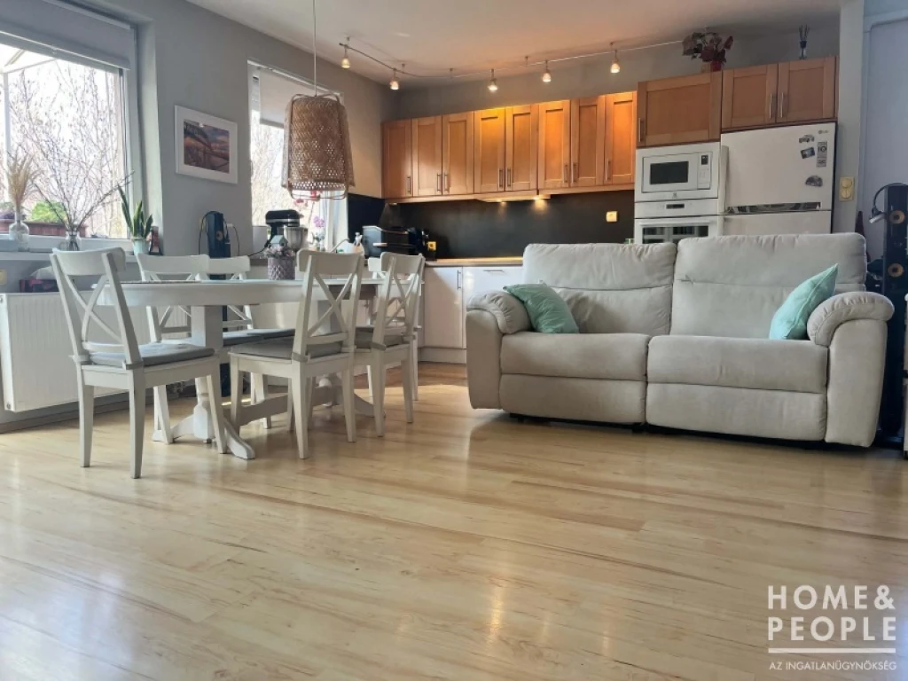 Belvároshoz közeli lakás eladó!